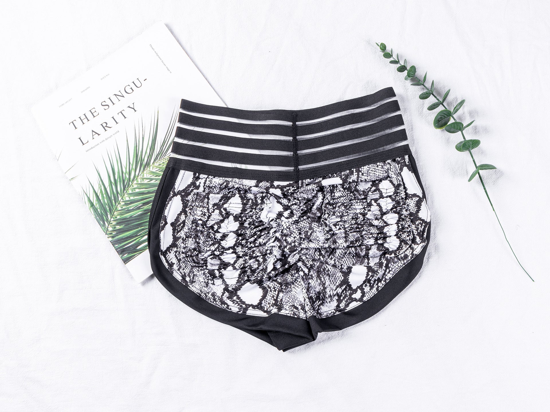 Peach Lace Waist Snake Print Yoga Shorts with Sports Pockets, Butt-Lifting